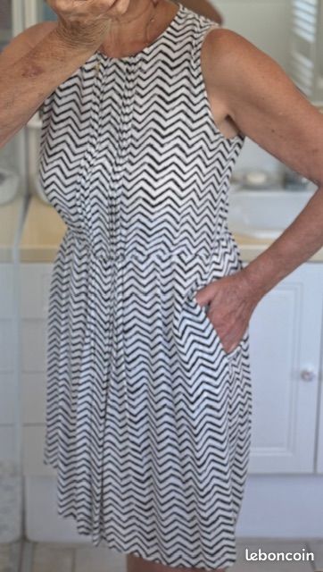 Robe sans manches soie imprimée zig-zags noirs sur fond blanc (image 6)