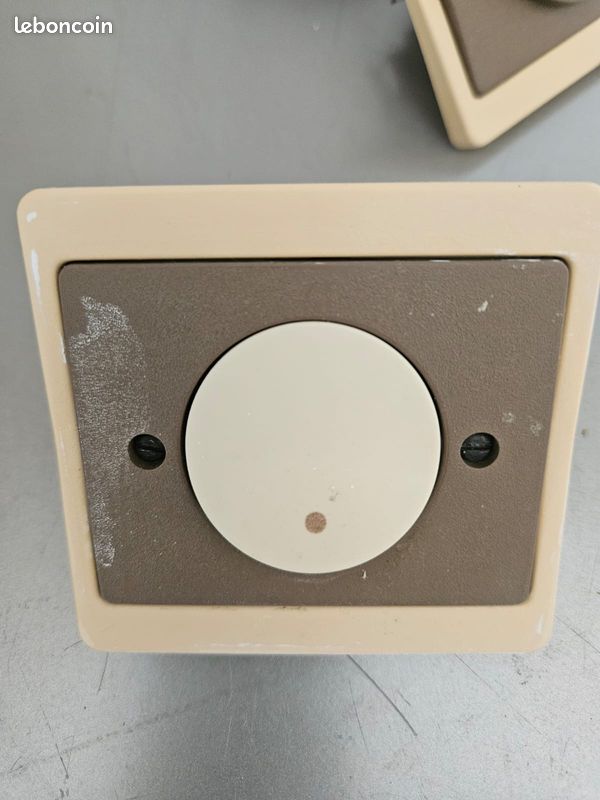 Prise électrique ALOMBARD 2P + N Série Trocadéro – Occasion, En état De Marche, Marques D'usure