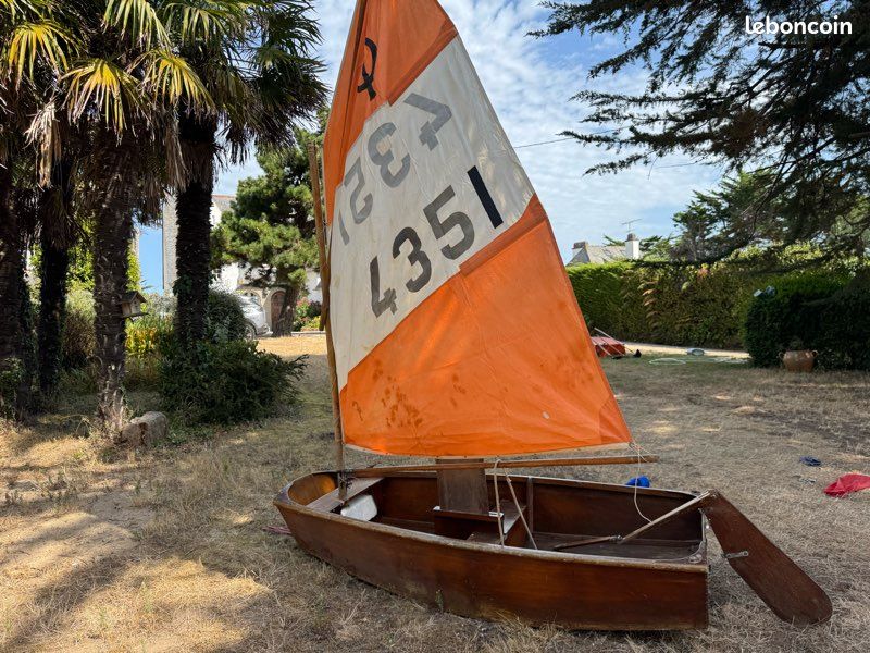 Optimist ancien en bois avec voile complète – joli bateau à remettre à l’eau (image 4)