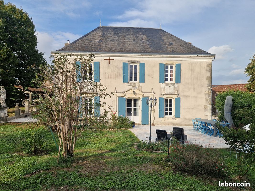 Maison 8 pièces 245 m² · à Surgères · 245 m² · 435 000 €