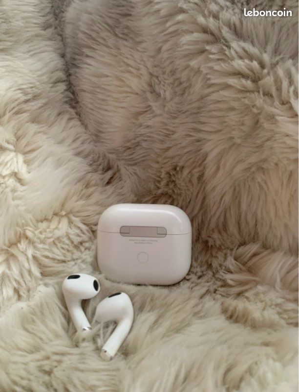 AirPods 3 – Bon état avec protection noire pailletée (image 3)