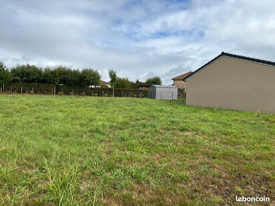 Terrain 579 m² Naucelles · 39 800 €