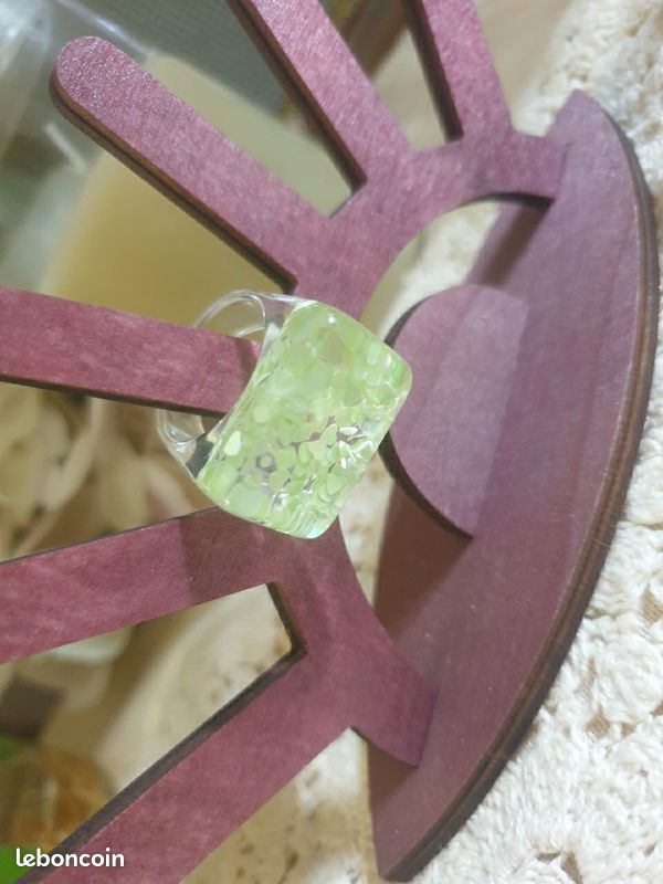 Bague 18.5 vert pâle et transparent (image 1)