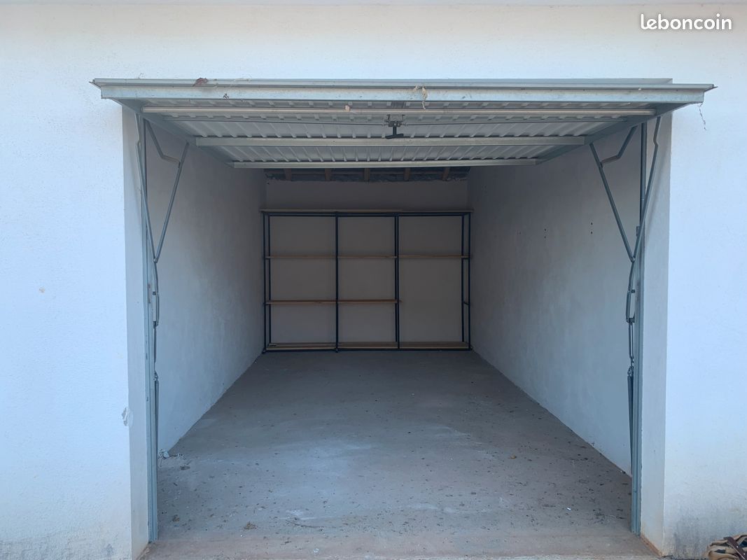 Garage Box Sécurisé - Avec électricité · à Santa-Lucia-Di-Moriani · 30 000 €
