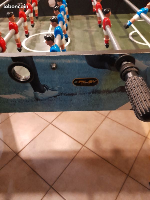 Vends baby-foot avec 2 balles (image 2)