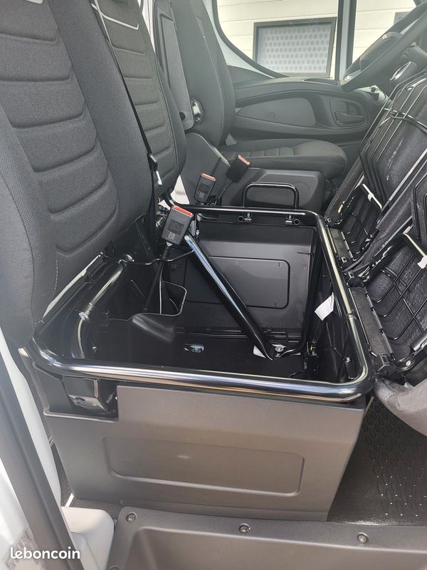 IVECO DAILY 35S18 HA8 V16 FOURGON PACK ÉVOLUTION CABINE APPROFONDIE FIXE 07 PLACES NEUF avec ATTELAGE + CAMÉRA + PROJECTEURS FULL LED / MOTEUR 3 LITRES / SANS CONTRAINTES GSR2 ( Prix Vente 49 990 HT ) (image 12)