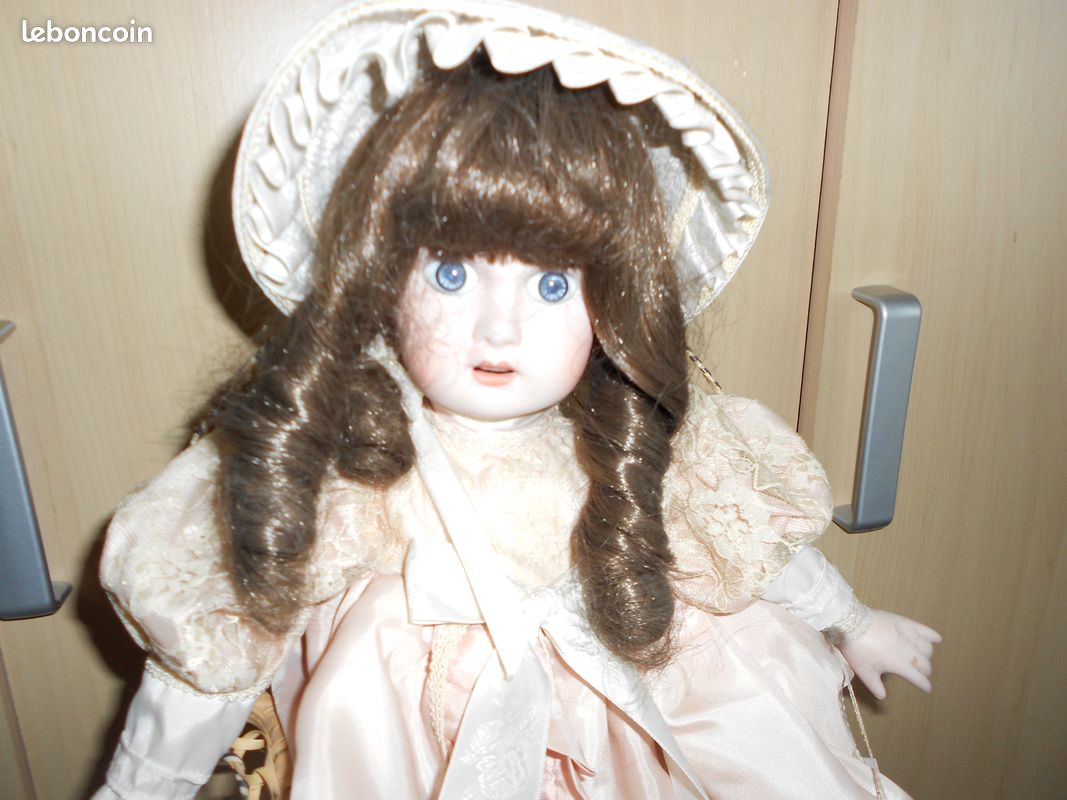 Poupée en porcelaine et fauteuil en rotin (image 1)