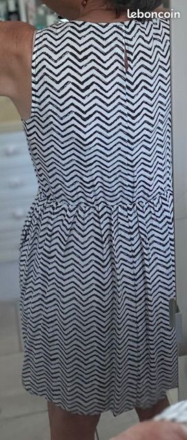 Robe sans manches soie imprimée zig-zags noirs sur fond blanc (image 5)