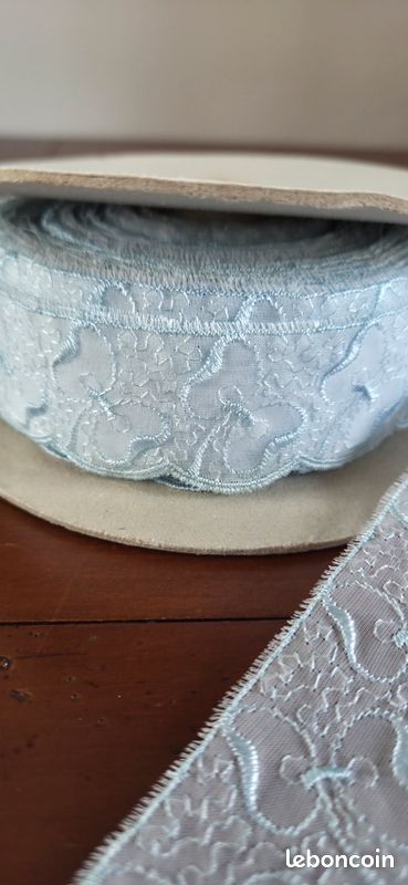 Rouleau de ruban dentelle organza brodé bleu ciel (image 2)