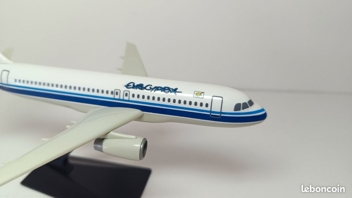 Maquette avion Airbus A320 EuroCypria 1/200 (image 9)