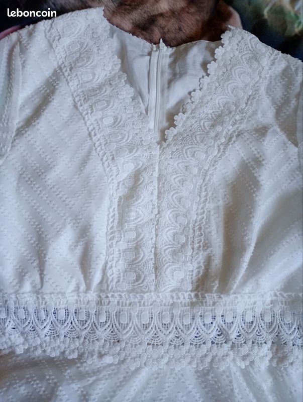 Petite robe blanche prix négociable remise en main propre seulement (image 4)