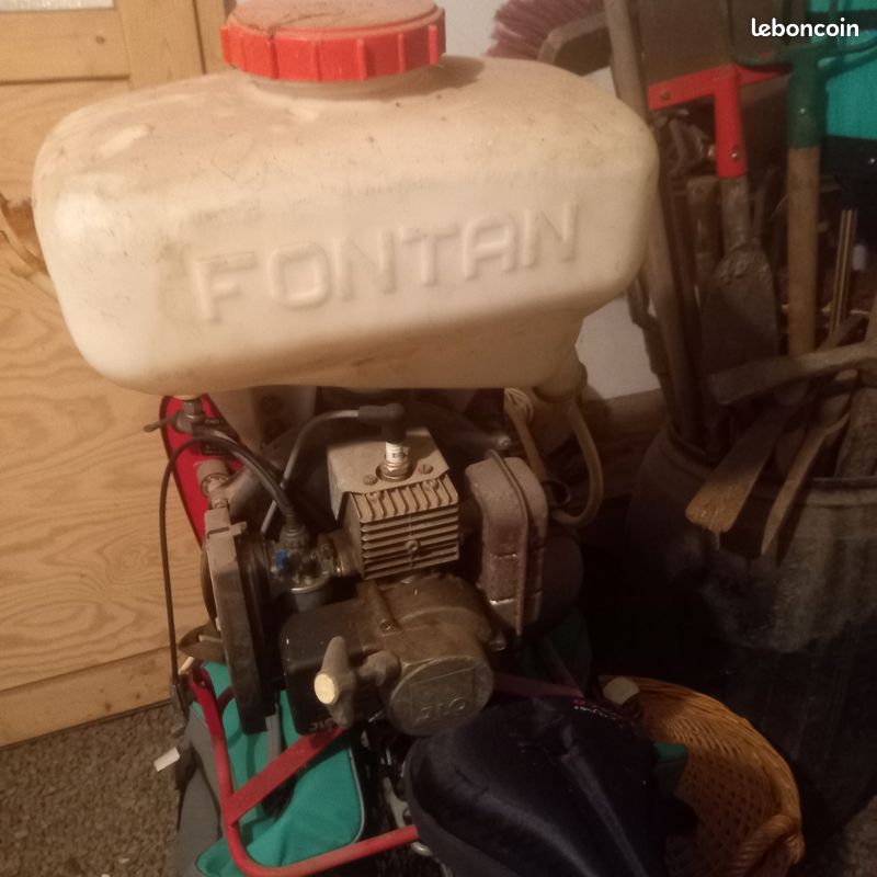 Pulvérisateur a moteur (image 1)