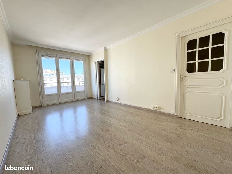 3 pièces, dernier étage avec ascenseur au centre-ville