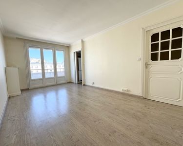 3 pièces, dernier étage avec ascenseur au centre-ville