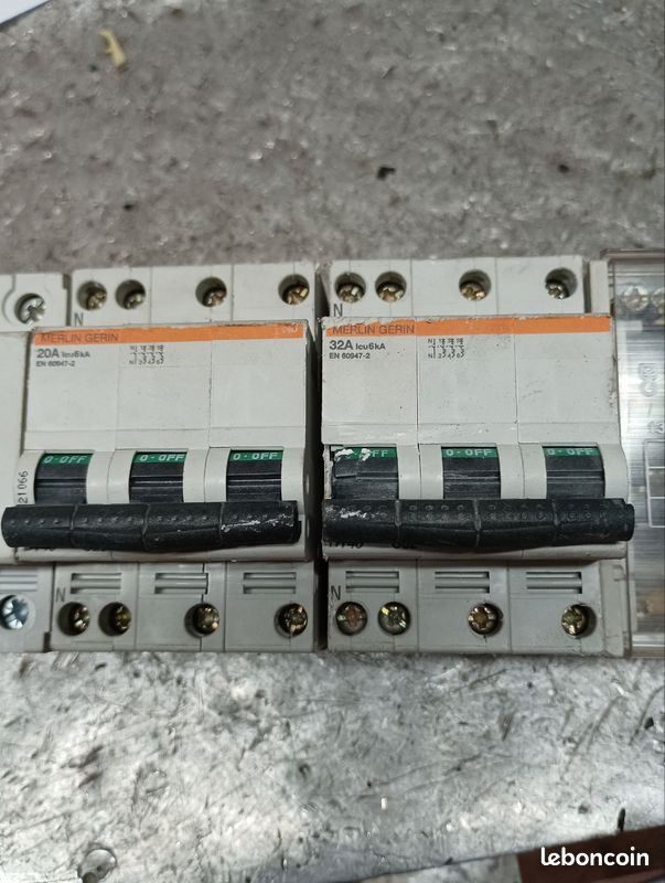 Lot inter dif tetra deux disjoncteurs tetra un de 20 a un de32 a un répartiteur de ph tetra Merlin gerin (image 3)