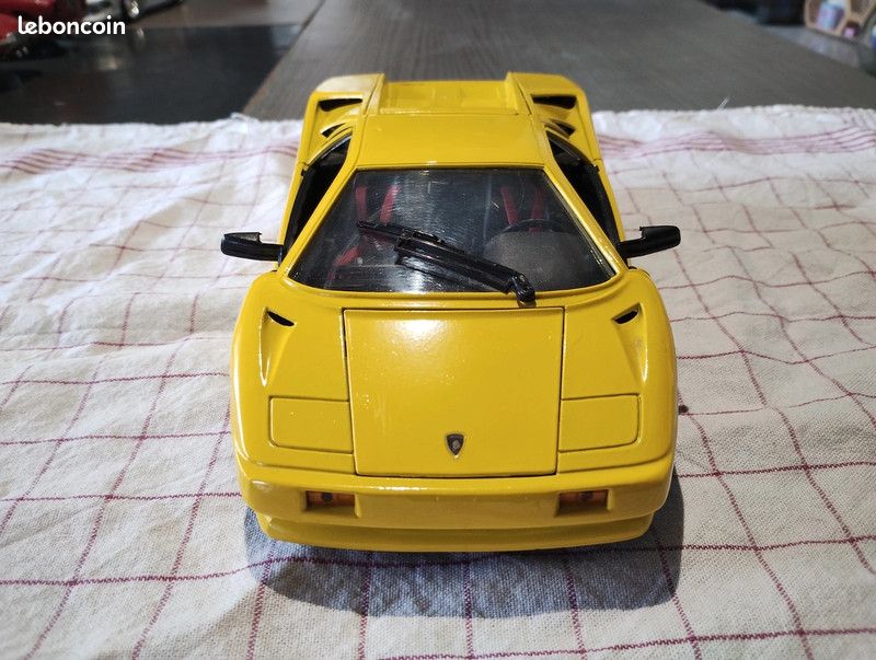 Voiture miniature 1/18 (image 1)