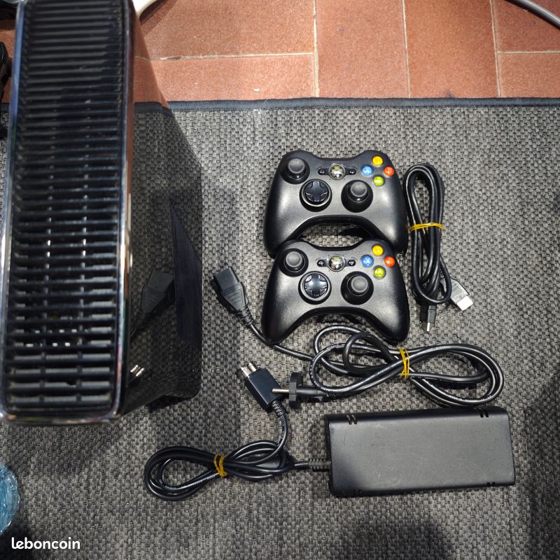 Console Xbox 360 Slim 250 Go – Noire, Avec Manette Et Câbles, Testée, Bon état