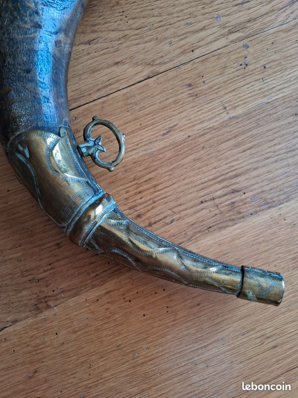 Ancienne Poire à Poudre En Corne De Bovin Et Laiton – France – Chasse Vintage