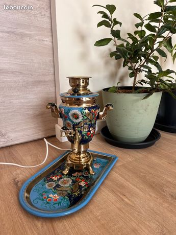 Photo libre de droit de Théière Russe Traditionnelle Samovar Isolée Sur