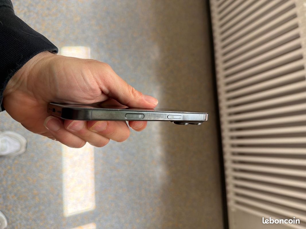 IPhone 16 Pro – état neuf – acheté en Suisse – batterie 100% (image 3)