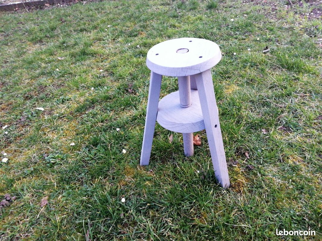 Ravissant petit tabouret en bois de couleur gris (image 1)