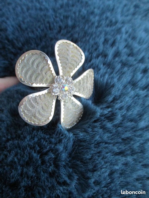 Broche Séquencée En Forme De Fleur Argentée - Pour Les Vacances - Neuf Avec Étiquette