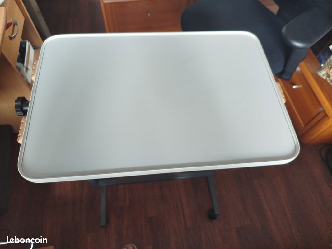 Table mobile équipée de porte câble (image 1)