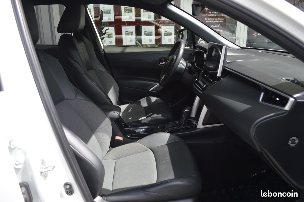 Toyota Corolla HYBRIDE MY22 Cross 196h Design (image 10)