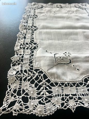 Chemin De Table Vintage Blanc, Brodé Main Et Dentelle, Fait Main