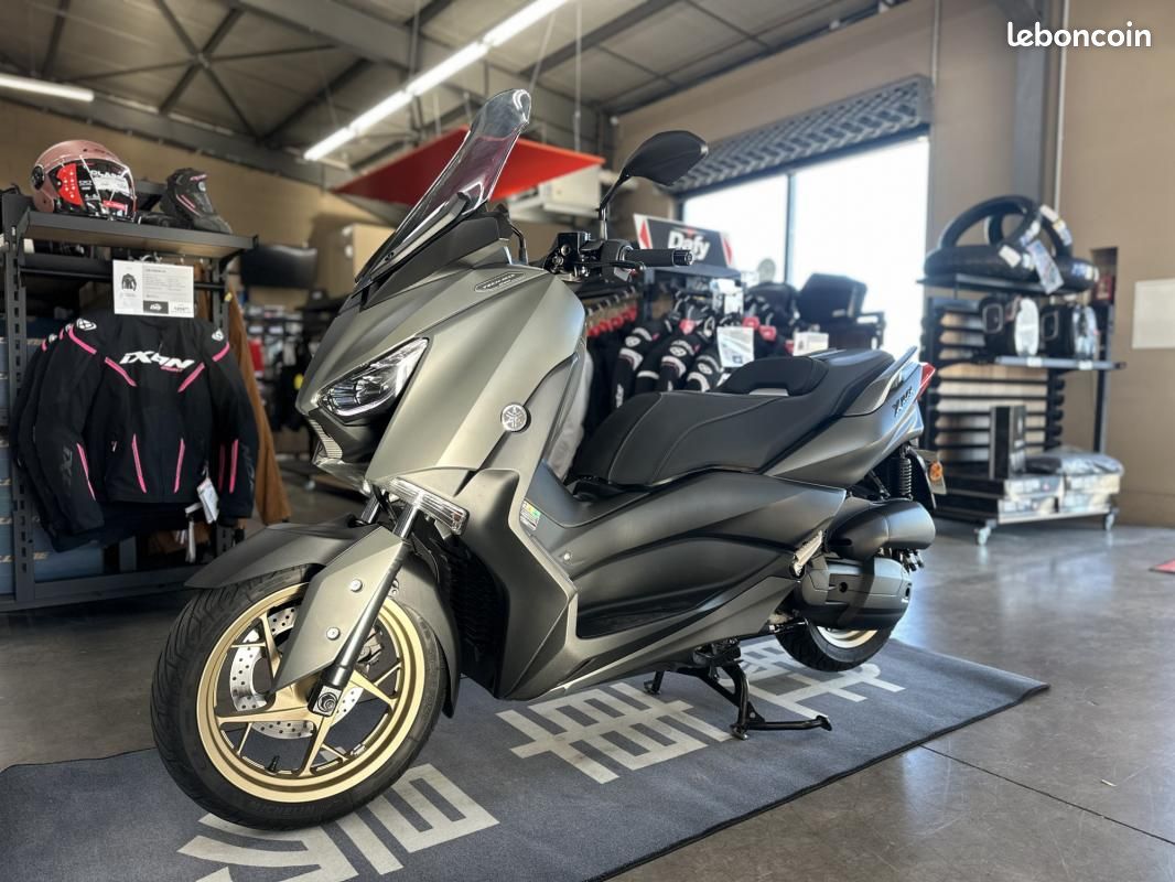 Yamaha XMAX 125 TECH MAX KAMO PREMIERE MAIN Motos