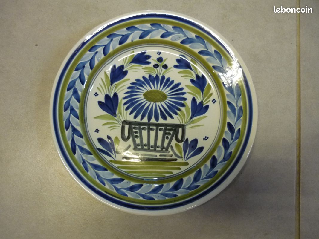 Assiette en faïence à décor maçonnique. - -Musee de la Franc