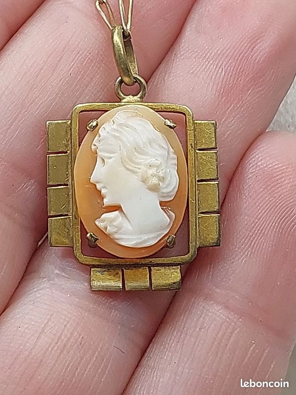 Pendentif Camée Sur Plaqué Or - Occasion En Bon état - Forme Poire