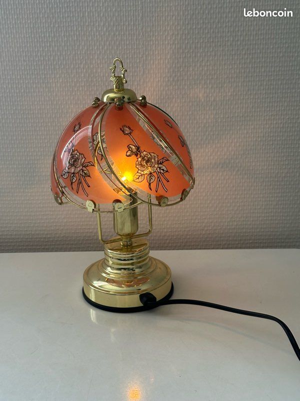 Lampe tactile vintage avec un abat-jour rose orné de motifs floraux (image 2)
