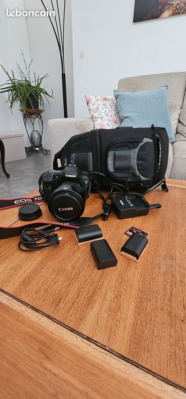 Canon EOS 7D + objectif Canon 18-200 IS + 3 batteries + sacoche – 18 085 déclenchements (image 1)