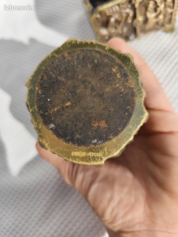 Ensemble ancien en laiton massif briquet de table et cendrier gothique – Modèle déposé France – pièce de collection (image 8)
