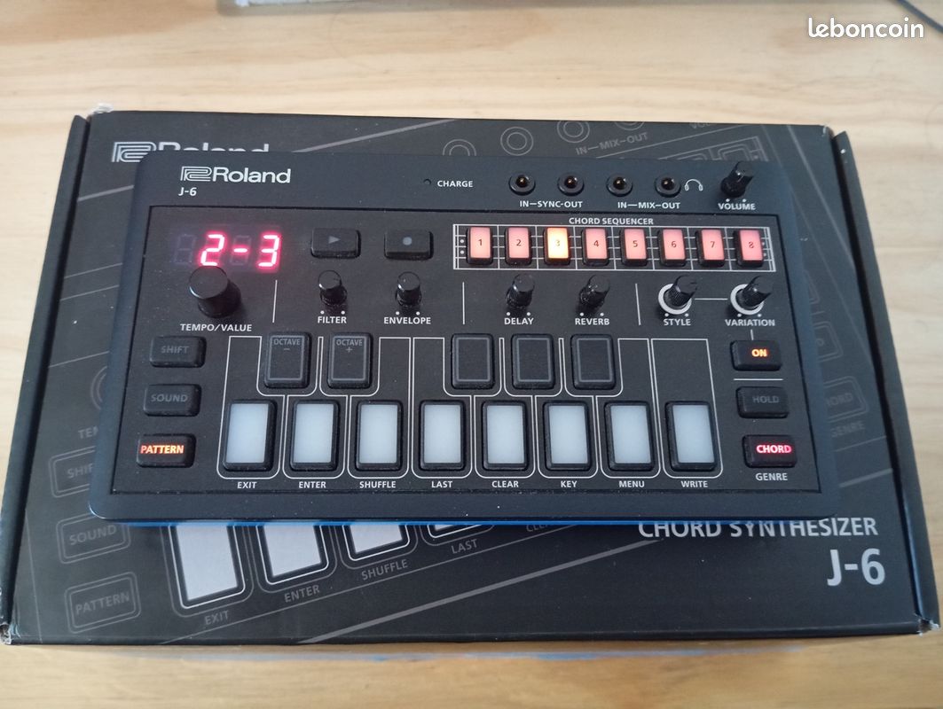 Roland AIRA Compact J-6 - Synthétiseur Portable Avec Sons Juno-60 - Séquenceur D'accords - Effets Intégrés