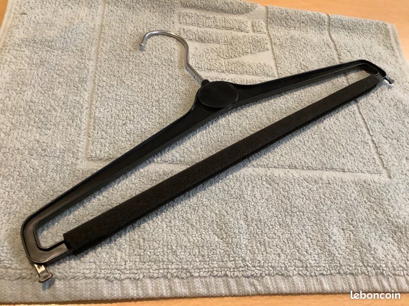 LOT 100 à 150 CINTRES EN PLASTIQUE POUR PANTALON PLIÉ, ÉTAT NEUF (image 2)