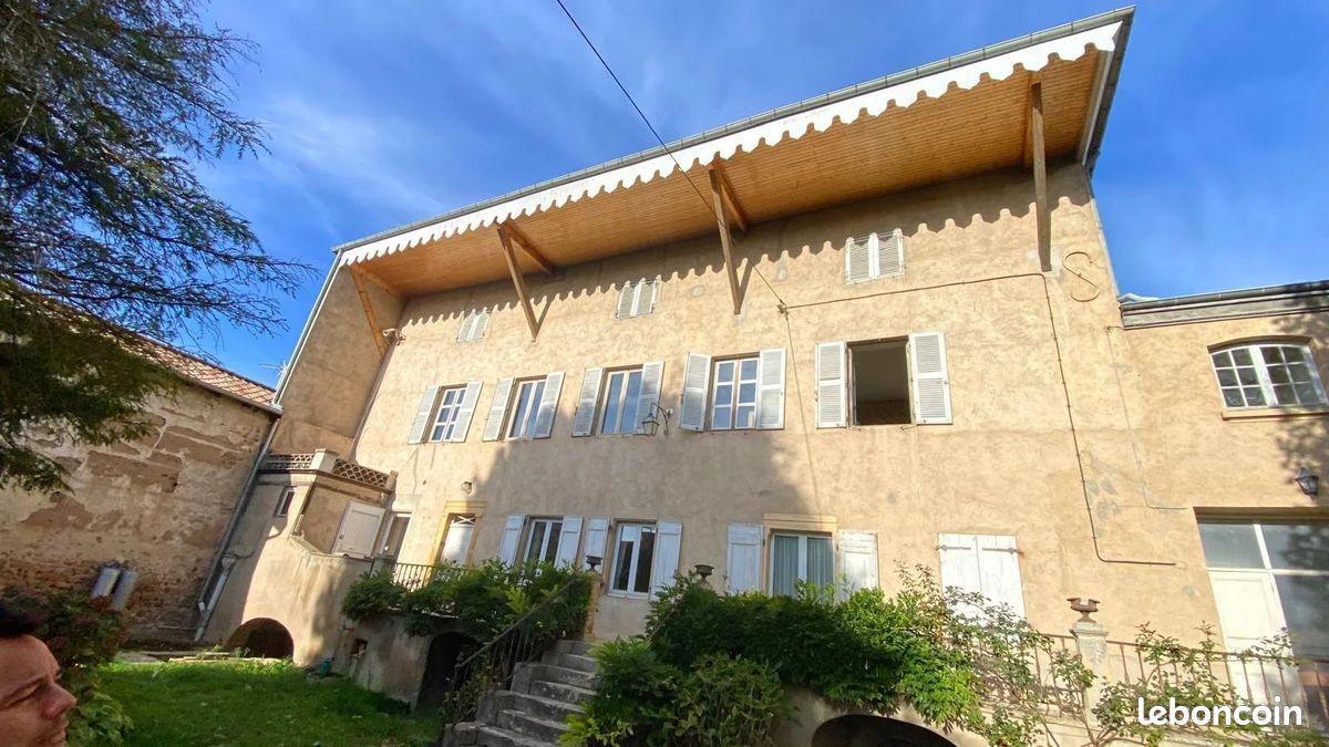 Maison 9 pièces 233 m² · à La Chapelle-de-Guinchay · 233 m² · 290 000 €