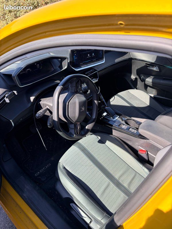 Peugeot e208 (image 1)