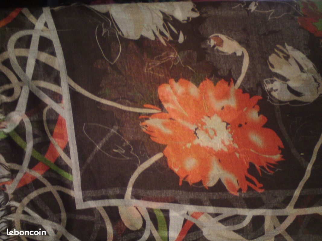 Etole ou Paréo Grand foulard Motifs multicolores de fleurs (beige, orange, vert, sur fond brun) (image 8)
