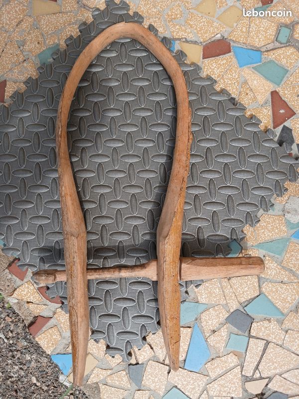 Ancien collier à chèvre en bois (image 1)