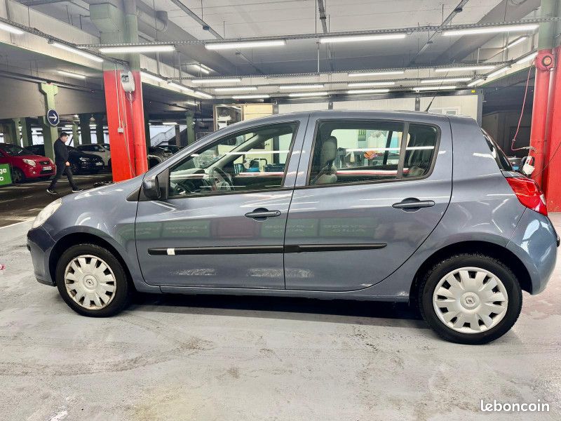 Renault CLIO III 1.5 DCI 85CH EXTRÊME CLAIRE QUICKSHIFT 5P ATOMATIQUE (image 8)