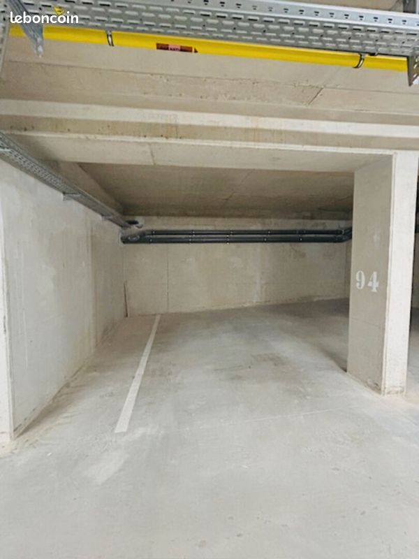 Parking 1 pièce · à Lambesc · 100 €/mois