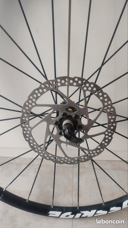 Achetez des Mavic E-Crosstrail SL Roue Avant 27.5 CB Disque CL TL-R - Noir chez HBS