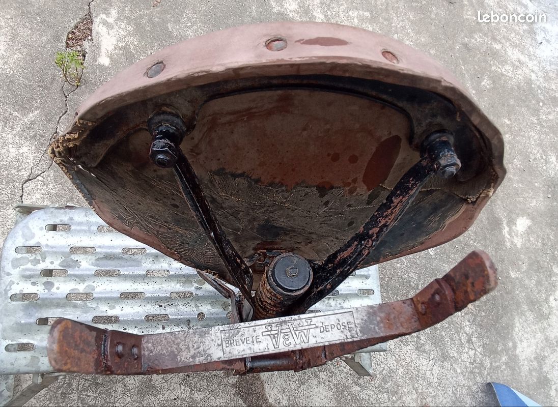 Selle moto ancienne V&W avec son support (image 6)