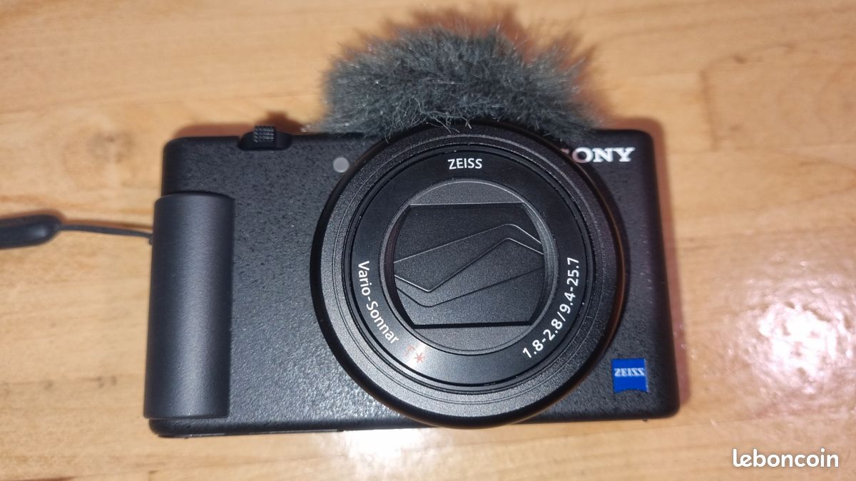 Appareil photo-video vlog ZV-1 sony / poignée-trépied VCT-SGR1 / pare-vent micro / Batterie rechargeable (image 6)