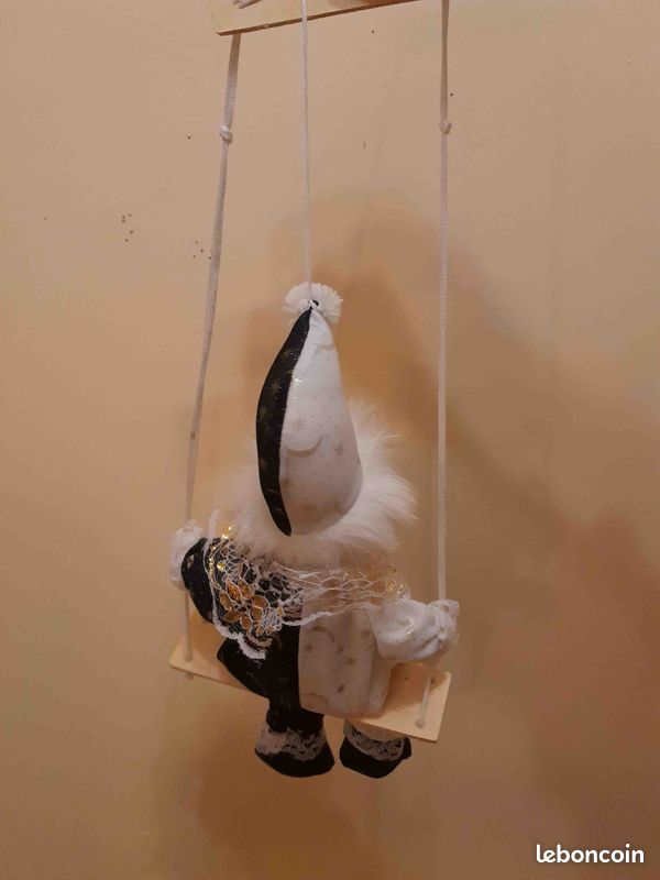 POUPEE CLOWN PIERROT LA LUNE PORCELANE/TISSU SUR BALANCEOIRE H 73 CM