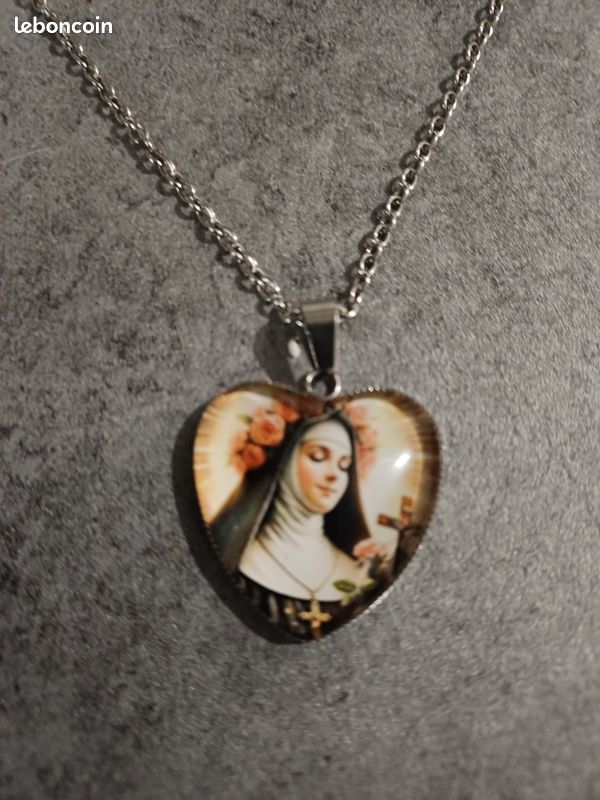 Collier Avec Pendentif Sainte Rita - Résine Multicolore, Neuf Sans Emballage, Souvenir Religieux