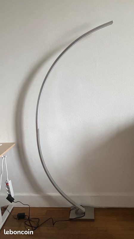 Lampe LED Arc Moderne – Très Bon État (image 2)