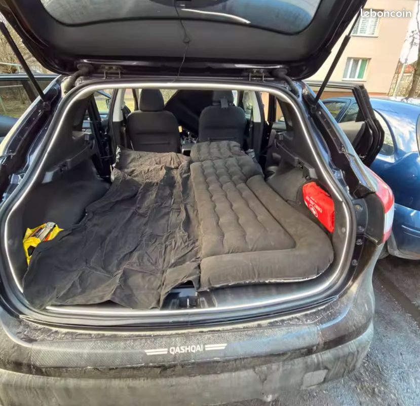 Matelas Gonflable Pour Voiture – Pompe Intégrée + 2 Coussins – Gris Foncé – NEUF